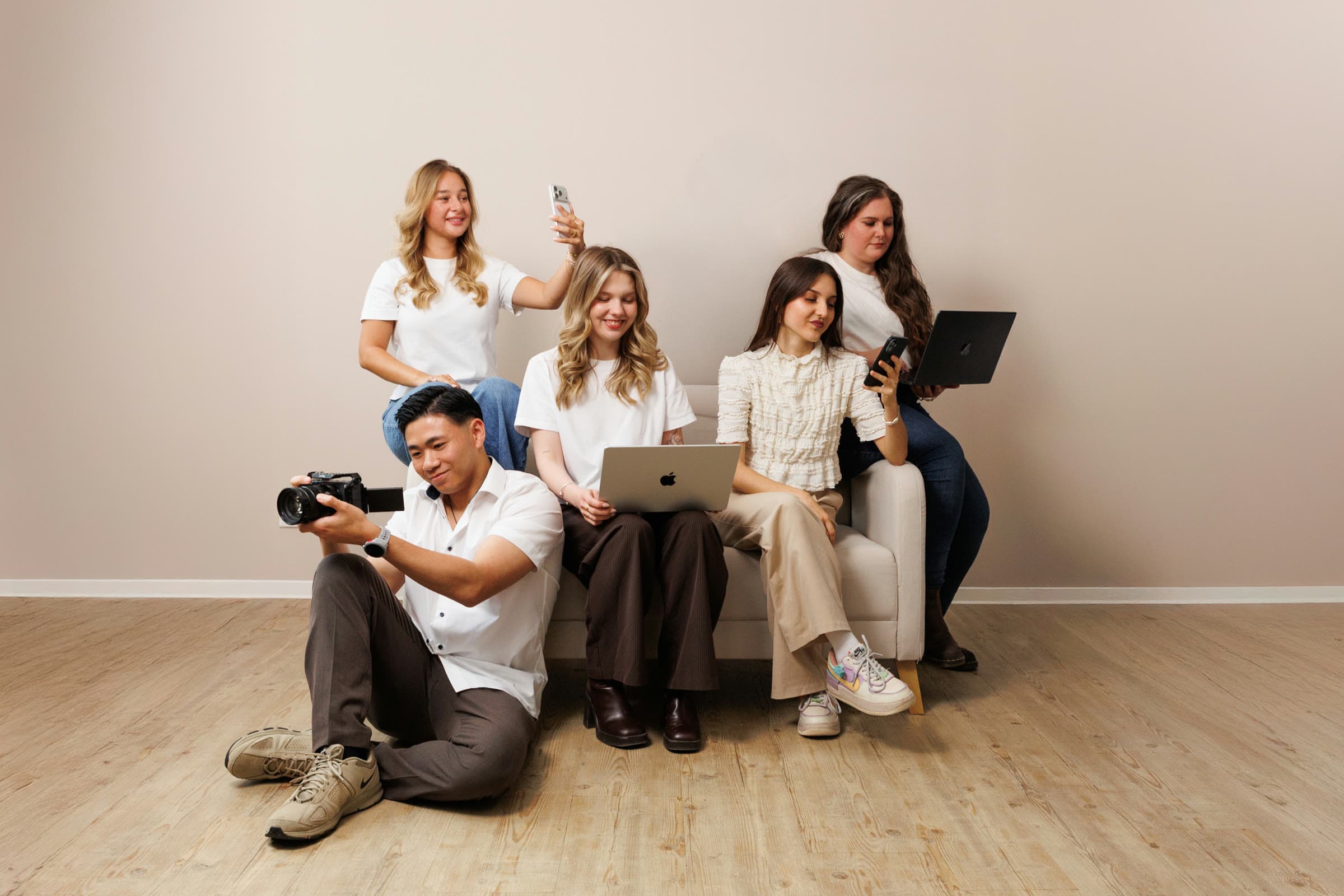 Das Team der Klar Agentur mit Kamera, Laptops und Handys